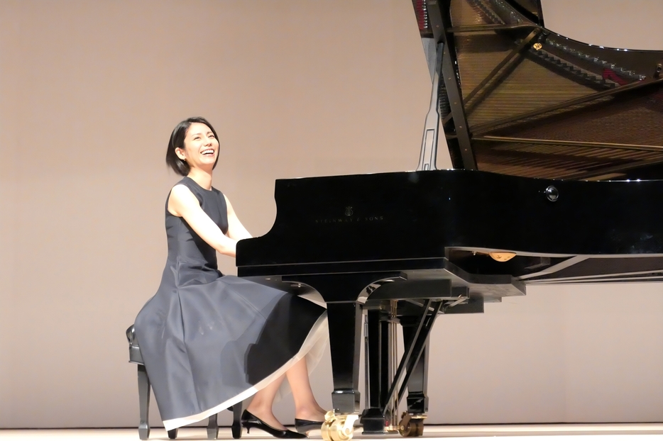映画のために創作した楽曲をピアノ演奏する松下奈緒さん=津山文化センターで