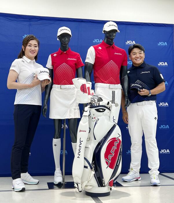 パリ五輪のゴルフ日本代表ユニホームを着てポーズをとる丸山茂樹代表監督（右）ら＝27日午後、味の素ナショナルトレーニングセンター