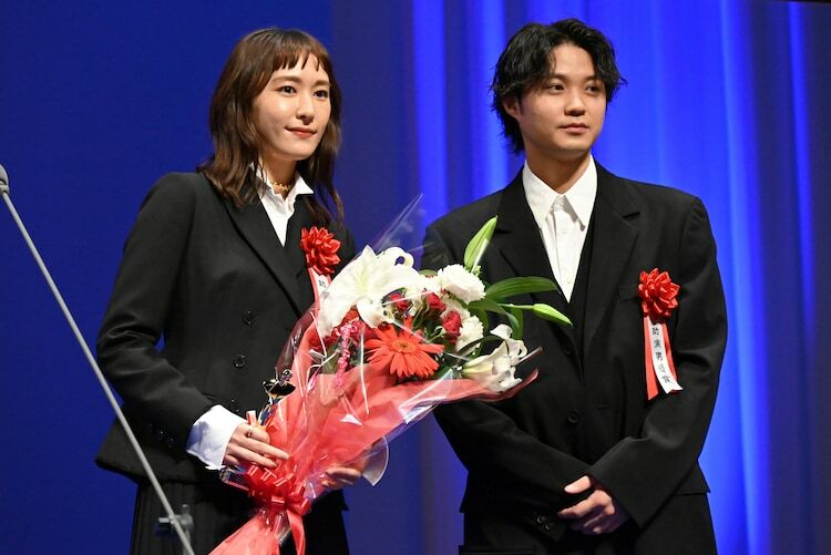 助演女優賞を受賞した新垣結衣（左）と、プレゼンターの磯村勇斗（右）。
