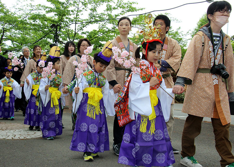 花巻温泉稲荷神社へ向かう稚児を含む参進の列