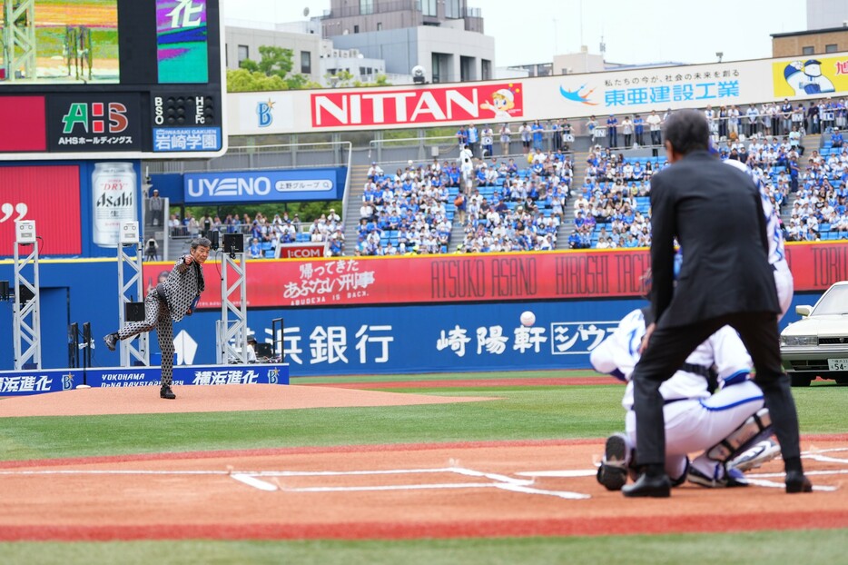 柴田はノーバウンド投球で会場をさらに沸かせた(C) 2024「帰ってきた あぶない刑事」製作委員会