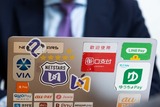 李社長のノートパソコンには連携している決済ブランドのステッカーが並んでいる（撮影：今井康一）