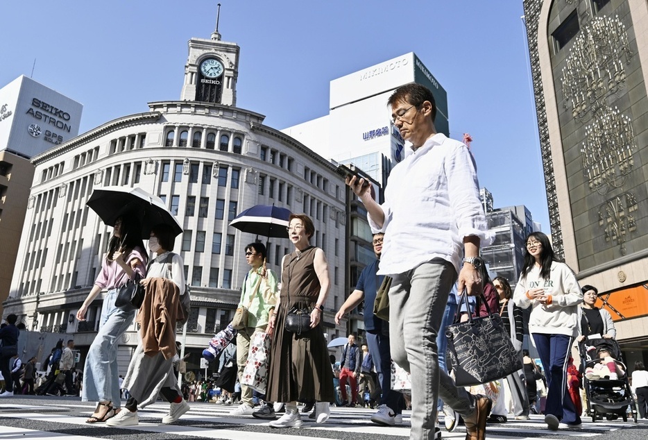 東京・銀座を行き交う人たち＝3月