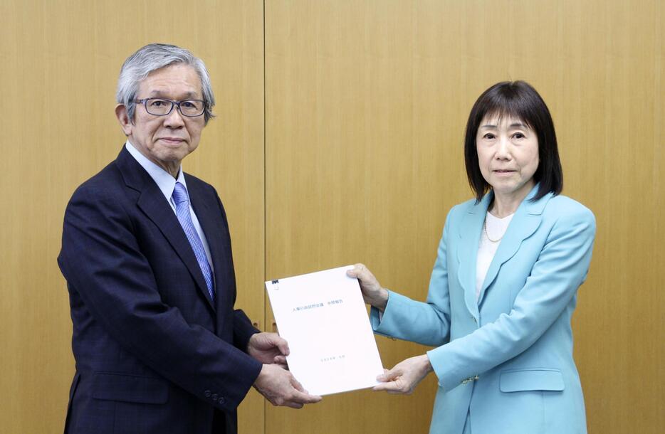 川本裕子人事院総裁（右）に中間報告を手渡す「人事行政諮問会議」の森田朗座長＝9日午後、東京都千代田区