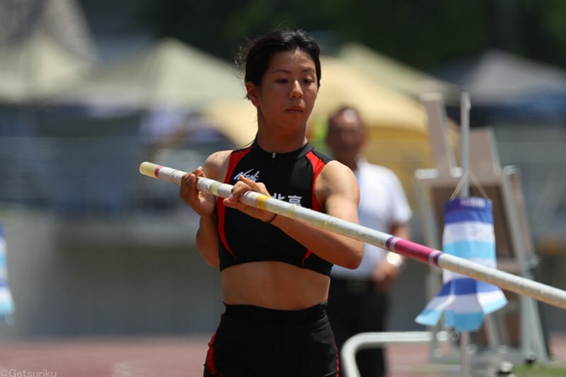 女子棒高跳で県高校記録を樹立した清水葵（写真は23年中国大会）