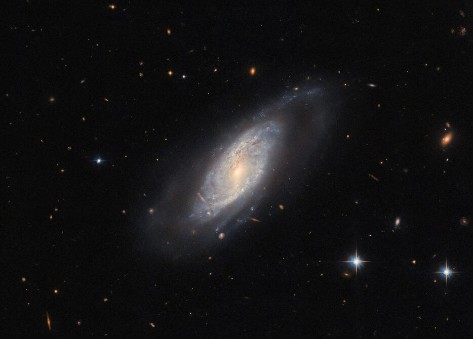 ハッブル宇宙望遠鏡（HST）の掃天観測用高性能カメラ（ACS）で撮影された渦巻銀河「UGC 9684」