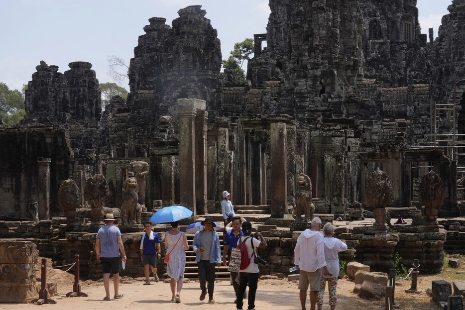 2024年4月3日、カンボジア・シエムレアプのアンコール遺跡群を訪れる観光客（AP＝共同）