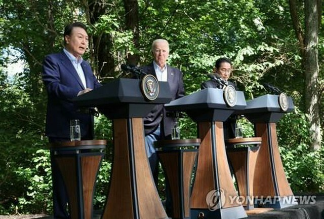 2023年8月18日、米大統領山荘のキャンプデービッドで共同記者会見を行う（左から）韓国の尹大統領、米国のバイデン大統領、日本の岸田文雄首相＝（聯合ニュース）