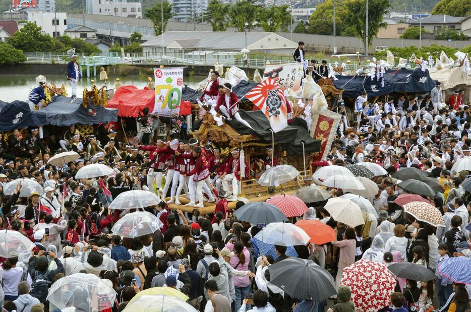 大阪府河内長野市の市制70周年を祝って行われた山車のパレード＝19日午後