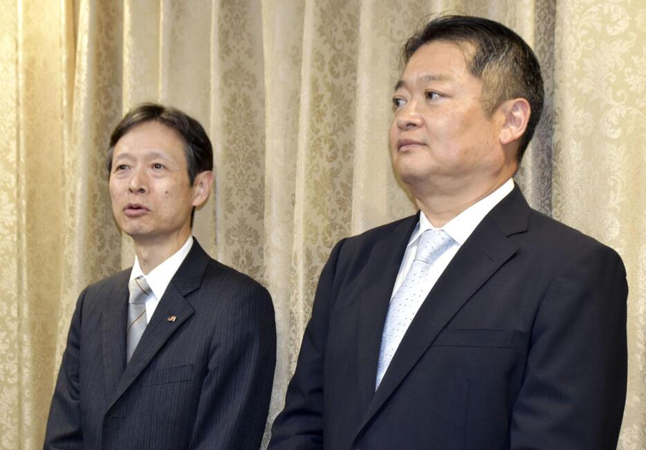 記者団の取材に応じるJR東海の丹羽俊介社長（左）と山梨県の長崎幸太郎知事＝7日午後、山梨県庁