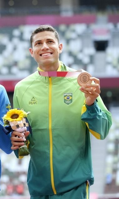 東京五輪で男子棒高跳び銅メダルのチアゴ・ブラス（ブラジル）＝2021年8月、国立競技場