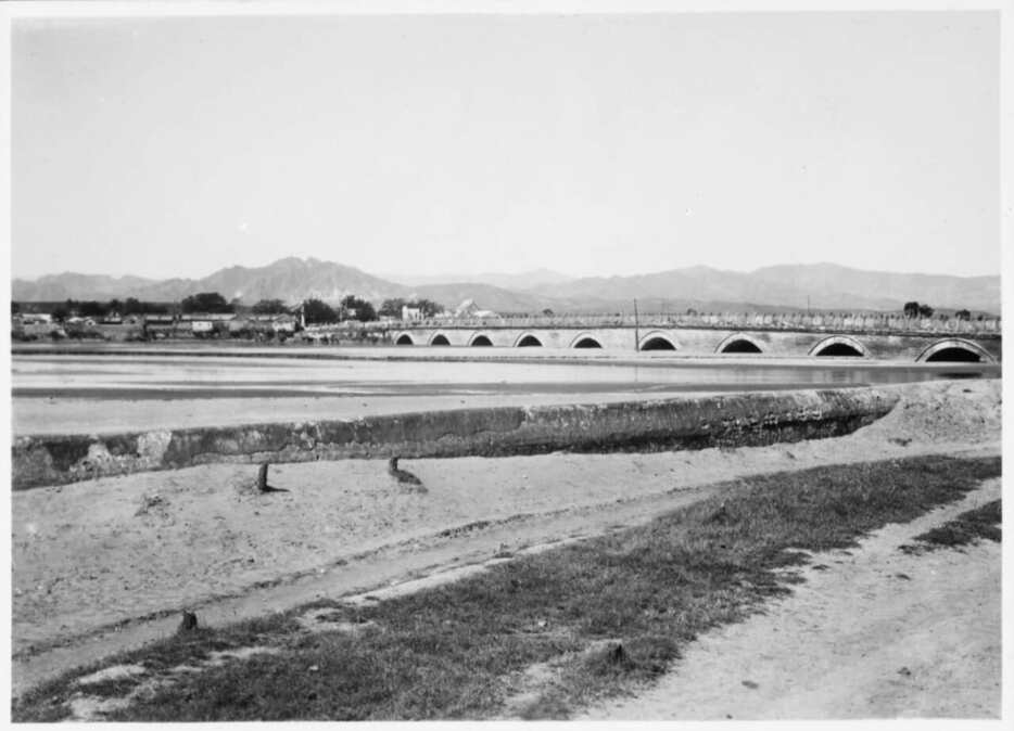 日本人によって撮影された盧溝橋（別名マルコ・ポーロ橋）。1937年7月7日、日本軍と中国国民革命軍第29軍が衝突。一旦は和平交渉が行われたが、この事件を発端に全面戦争に入った。