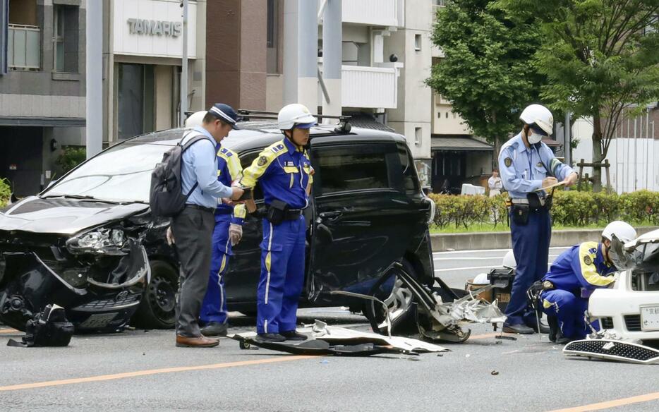 多重事故があった京都市中京区の現場＝23日午前10時24分