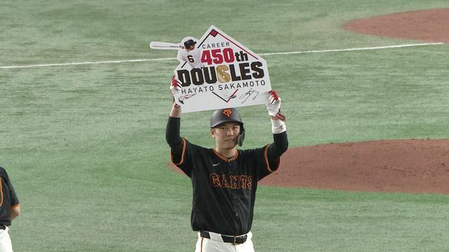 450本目の二塁打を放った巨人・坂本勇人選手(画像：日テレジータス)