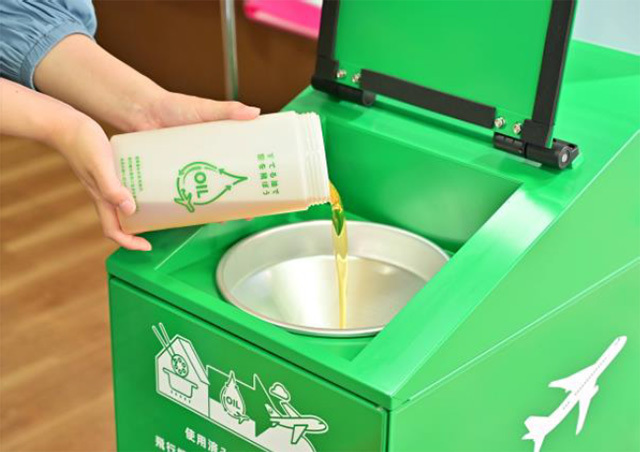 イオンフードスタイル店舗に設置する廃食油の回収ボックス（JAL提供）