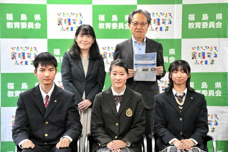 英国に派遣される（前列左から）中村さん、辻本さん、橋本さん。後列左から柴田教諭、大沼教育長