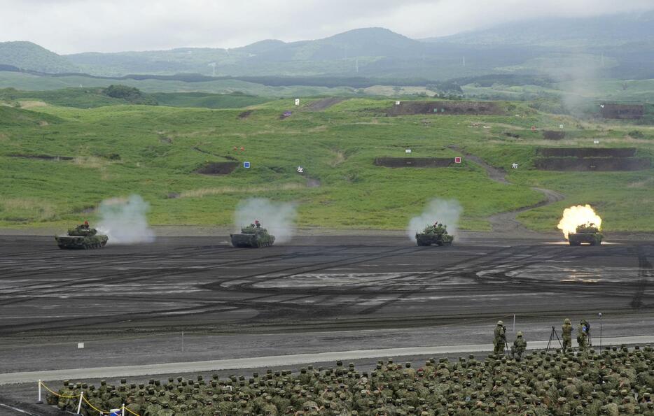 静岡県の東富士演習場で行われた陸上自衛隊の「富士総合火力演習」＝26日午前