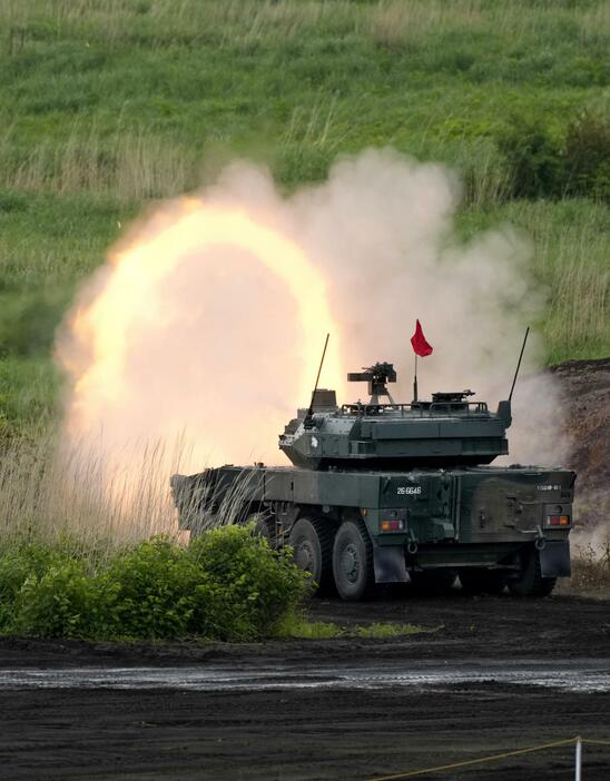 静岡県の東富士演習場で行われた陸上自衛隊の「富士総合火力演習」＝26日午前