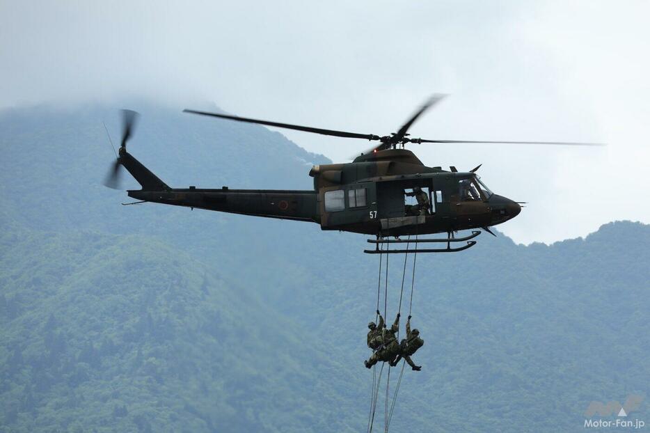 新たに導入された汎用ヘリUH-2。同機からのラぺリング降下は、初めて披露された。写真/鈴崎利治