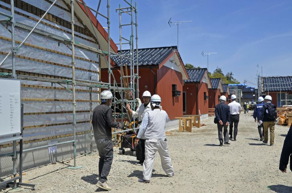 木造仮設住宅の建設現場＝11日午前、石川県輪島市