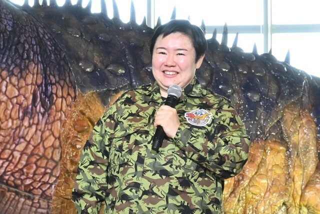 オダイバ恐竜博覧会2024のオープニングイベントに登壇したやす子
