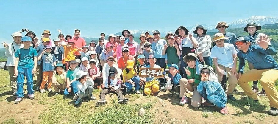 佐伯さん（右）と城ヶ平山に登頂した参加者