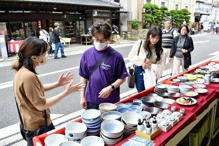 有田陶器市の最終日、店頭の商品を品定めする買い物客＝有田町