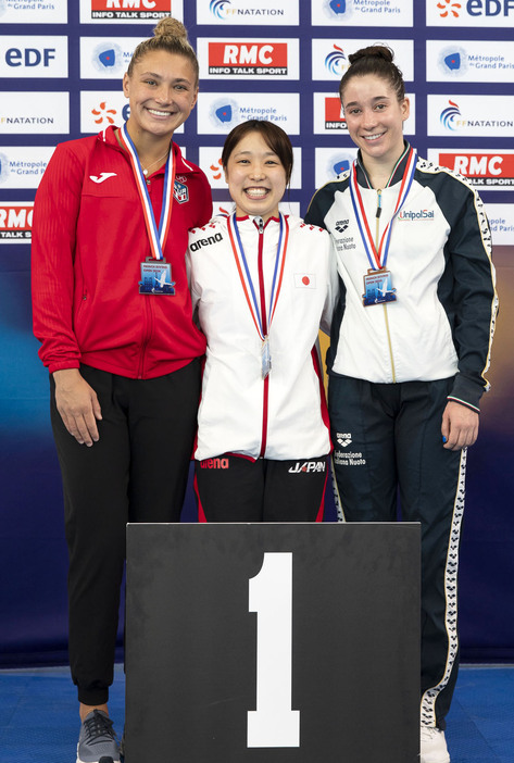 女子高飛び込みで優勝した荒井祭里（中央）＝パリ郊外（共同）