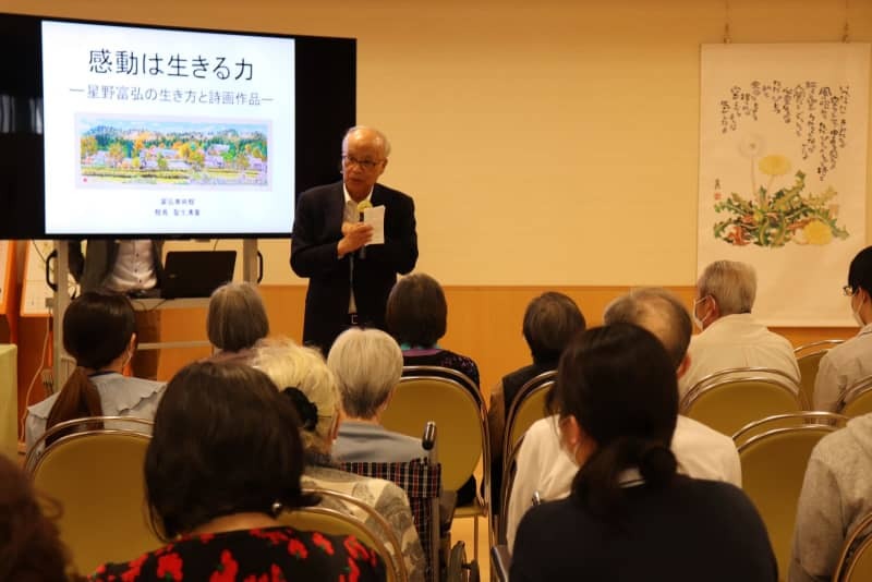 「花の詩画展」開催の実行委員長を務めた多胡元喜さん＝５月１０日、東京都江東区