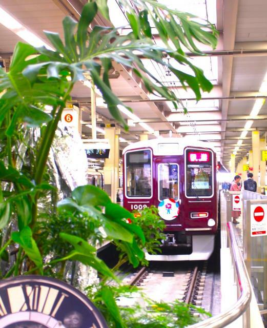 話題になったのは「EXPO TRAIN阪急号」の内装の一部でした。運行中の大阪・関西万博のラッピング列車を使用して行われました