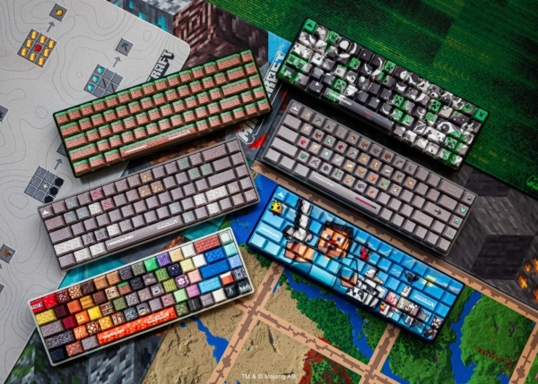 『マインクラフト』内で登場するアイテムやブロックが描かれているキーボードや、マウスパッドなど多数の商品が登場