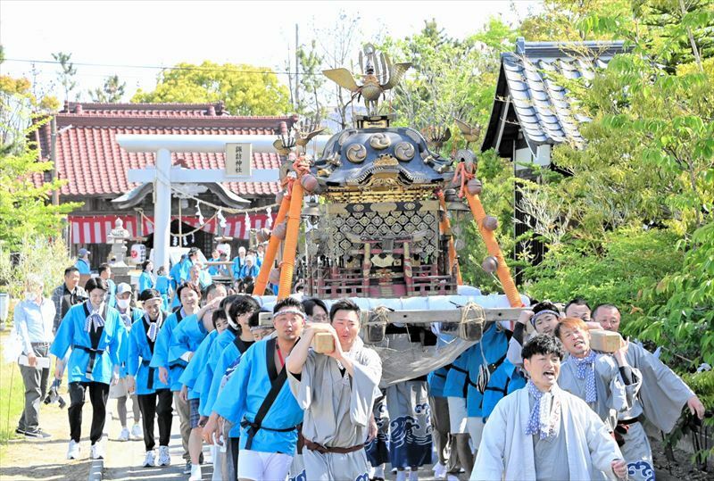 ２２年ぶりに復活し、いわき市四倉町の上仁井田諏訪神社を出発する「担ぎみこし」