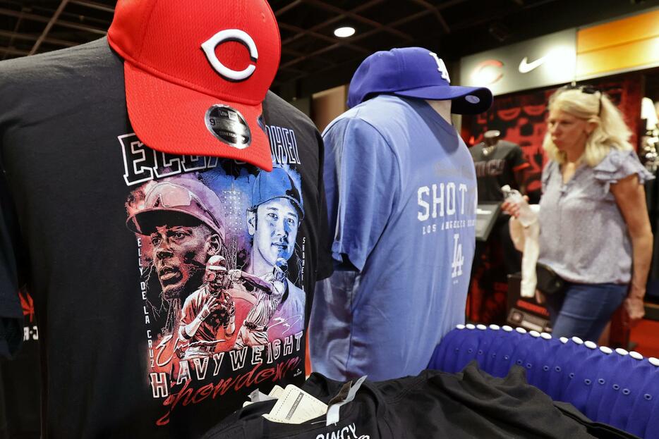 ドジャース・大谷とレッズのデラクルスがプリントされた黒のTシャツ（手前）など＝24日、シンシナティ（共同）