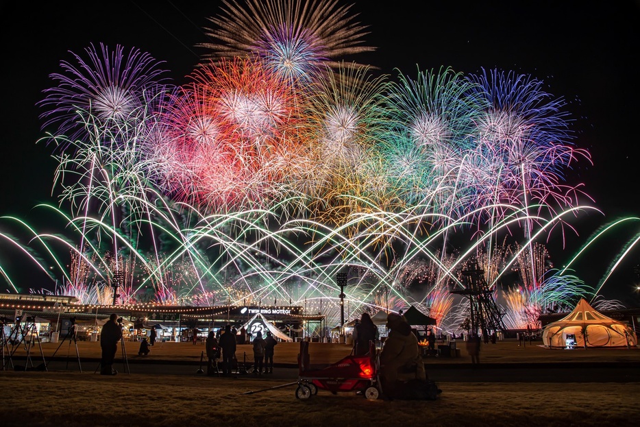 サーキットを舞台に音と光が共演する劇場型花火「モビリティリゾートもてぎ花火の祭典」