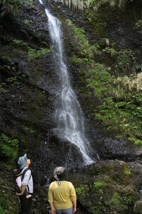 塩滝を見物する家族連れ=岡山県真庭市で