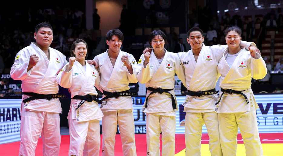 混合団体で7連覇を達成した日本選手ら＝アブダビ（国際柔道連盟提供・共同）