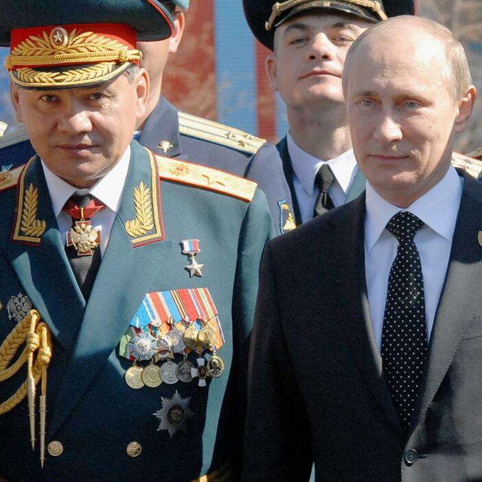 対独戦勝記念日で演説したプーチン氏（右）とショイグ国防相（左）（写真・時事通信）