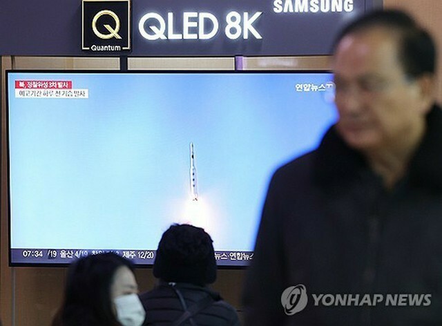 2023年11月22日、ソウル駅の待合室で北朝鮮の偵察衛星の打ち上げに関するニュースが流れている＝（聯合ニュース）