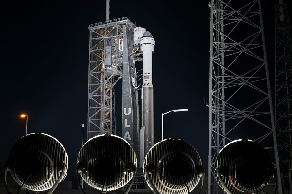 ボーイングの新型宇宙船「スターライナー」が搭載されたユナイテッド・ローンチ・アライアンス（ULA）の「アトラスV」ロケット。アメリカの現地時間2024年5月5日撮影