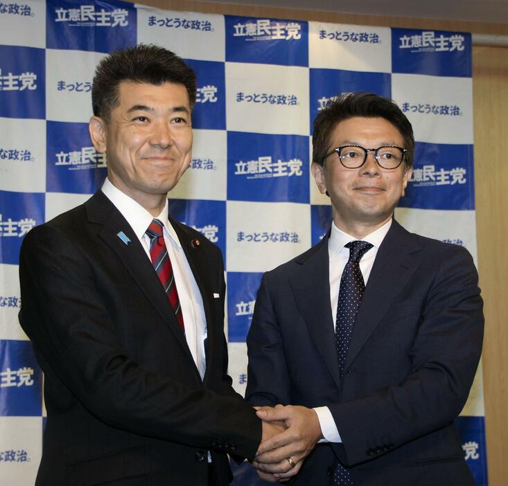 次期衆院選で徳島1区から立候補することを正式表明し、立憲民主党の泉代表と握手する高橋永氏（右）＝8日午前、徳島市