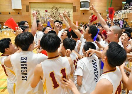 バスケットボール男子で優勝を果たし、歓喜の輪をつくる佐賀東の選手たち＝唐津市文化体育館