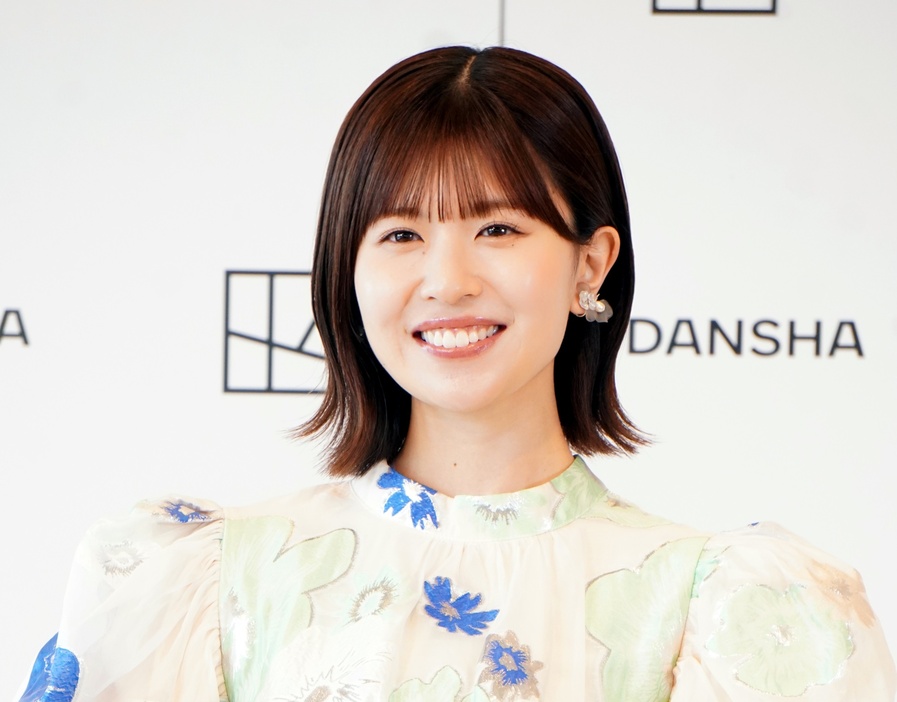 会見に登場した日向坂46・松田好花