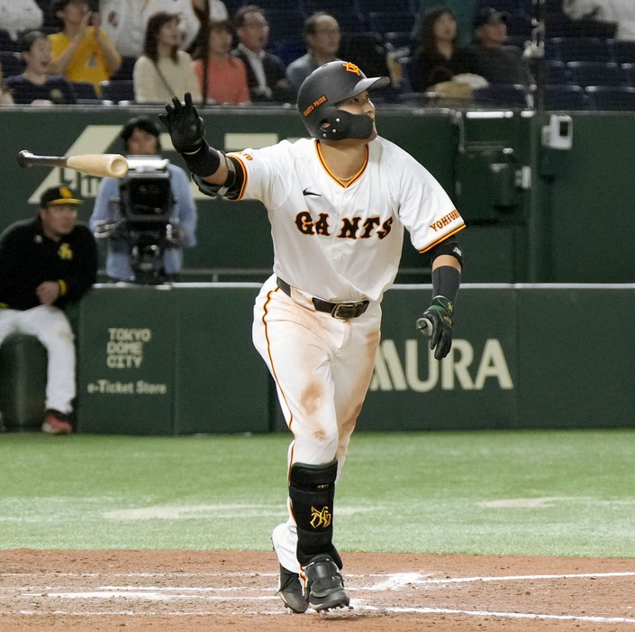 12回巨人1死二塁、吉川が右越えにサヨナラ二塁打を放つ＝東京ドーム