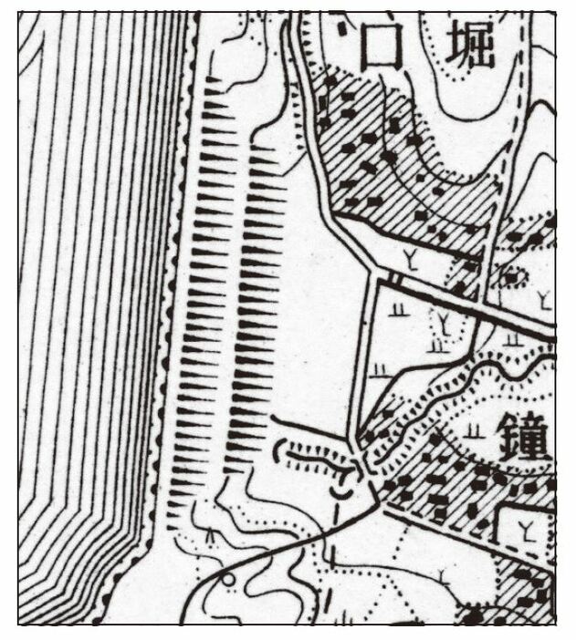 狭山湖の堰堤を表現した旧版のクサビ形記号。太い方が高い。１：25,000「所沢」昭和10年鉄道補入。＜『地図記号のひみつ』より＞