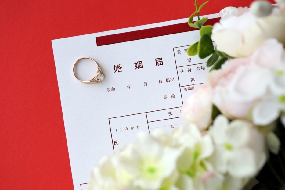 結婚に「恋愛」って必要ですか？ 36歳で「年収320万円」、経済的に不安なので「パートナー」が欲しいです。2人暮らしのほうが生活費も抑えられますよね…？