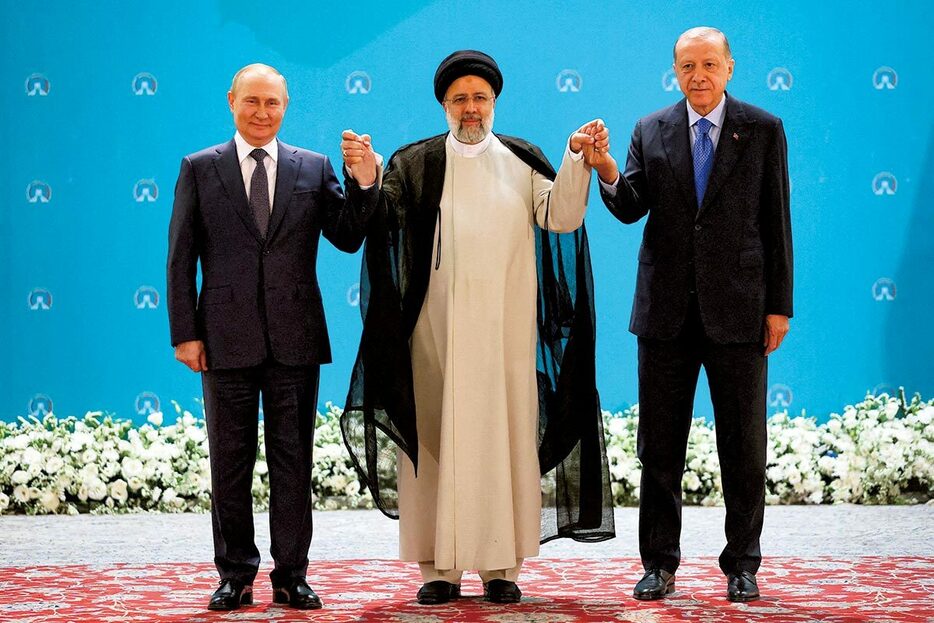 イランの首都テヘランで手を組むロシアのプーチン大統領、ライシ、トルコのエルドアン大統領（2022年7月）　SERGEI SAVOSTYANOVーSPUTNIKーPOOLーREUTERS
