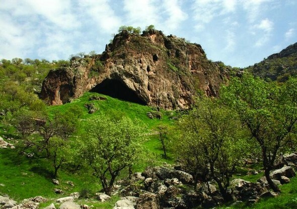 イラクのザグロス山脈のシャニダール洞窟の入口。ネアンデルタール人の遺骨の化石10体が発見された遺跡だ=ケンブリッジ大学提供