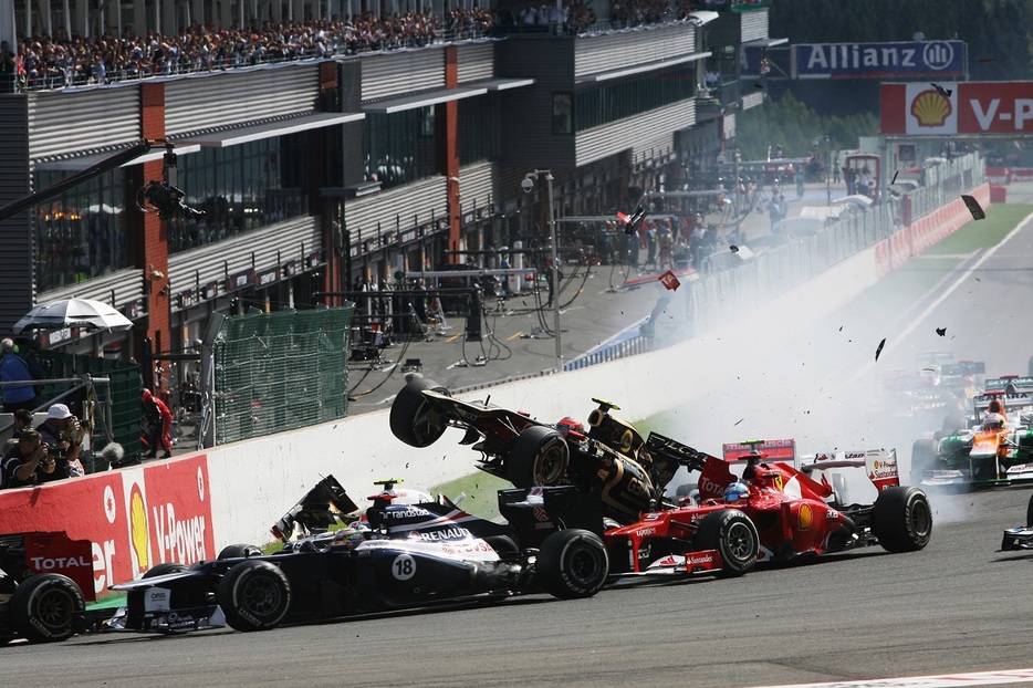 2012年F1ベルギーGP　スタート直後、ロマン・グロージャン（ロータス）が引き起こした多重クラッシュ