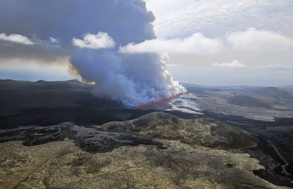 29日、噴火したアイスランド南西部レイキャネス半島の火山（アイスランド警察提供・共同）