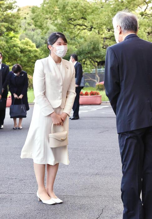 平安時代の文学に関する特別展を見学するため国立公文書館を訪問された天皇、皇后両陛下の長女愛子さま＝11日午後、東京都千代田区（代表撮影）